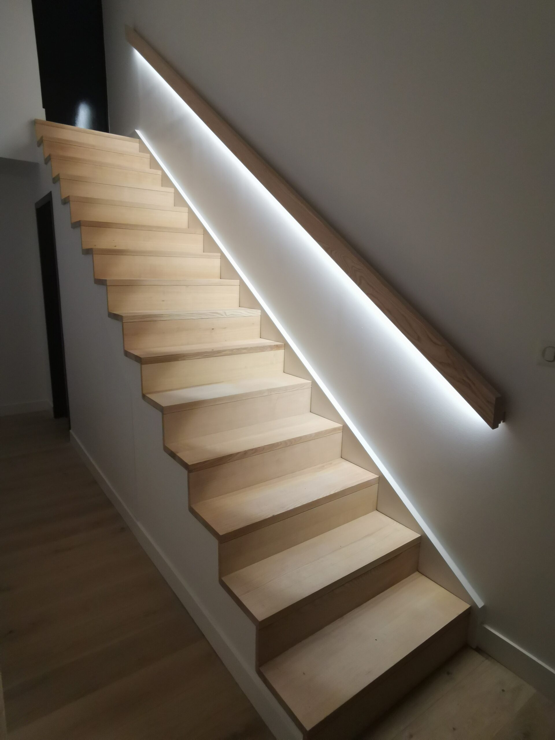 Escalier droit en frêne avec main courante LED